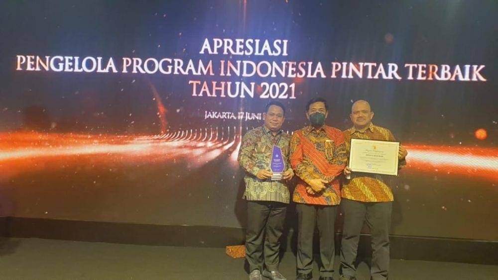 Unimed Terima Penghargaan Pengelola Program Indonesia Pintar Terbaik dari Kemendikbudristek (Dok. Unimed)