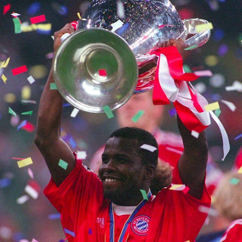 Samuel Kuffour mengangkat trofi Liga Champions 2000/2001. (twitter.com/FCBayernEN)