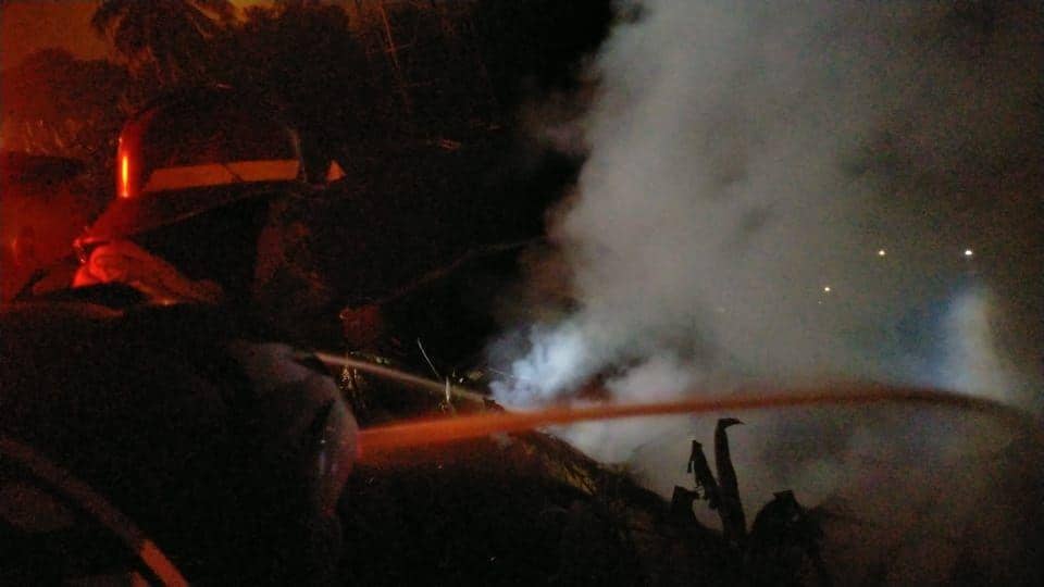 Petugas DPKP Kota Depok melakukan pemadaman api permukiman warga Kelurahan Depok, Kecamatan Pancoran Mas, Kota Depok. (istimewa)