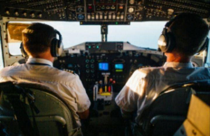 potret pilot dan co-pilot (pexels.com/Kelly L)