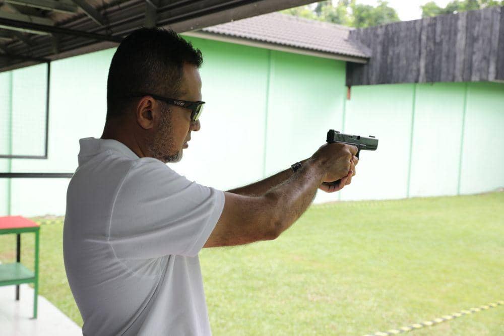 Wakil Gubernur (Wagub) Sumatera Utara (Sumut) Musa Rajekshah mengikuti Lomba Tembak Pistol Eksekutif di Lapangan Tembak Perbakin, Jalan Gaperta, Medan, Sabtu (18/6). (Istimewa/IDN Times)