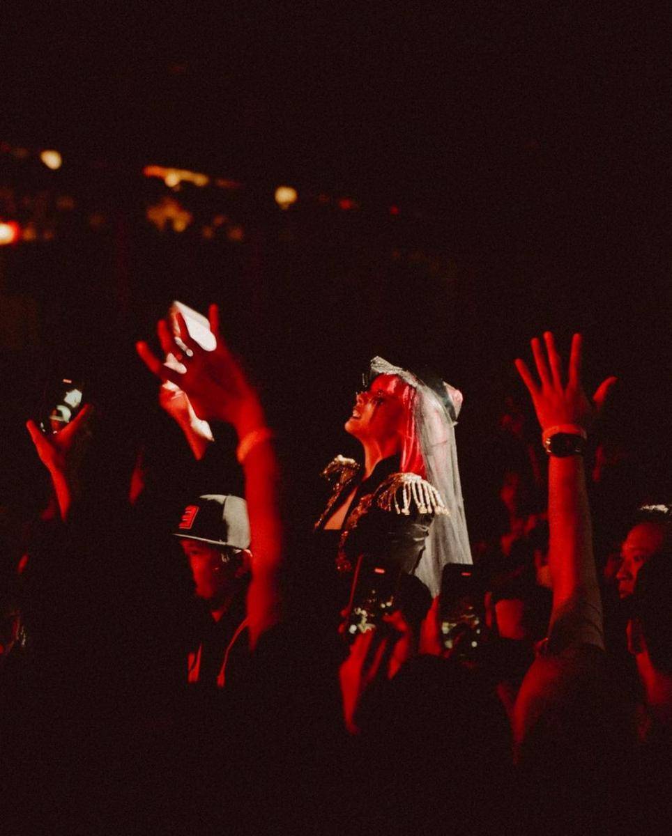 Penampilan Isyana Sarasvati di panggung Lexiconcert Semarang (dok. instagram.com/isyanasarasvati)