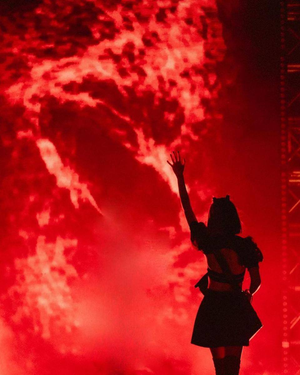 Penampilan Isyana Sarasvati di panggung Lexiconcert Semarang (dok. instagram.com/isyanasarasvati)