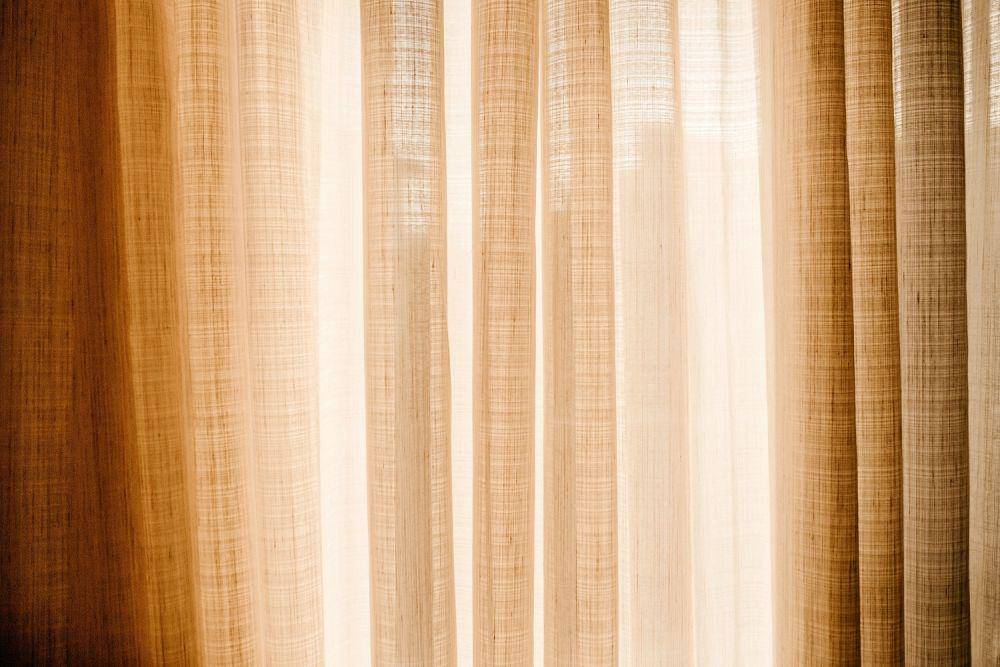ilustrasi tirai ala hotel (unsplash.com/jonathanborba)