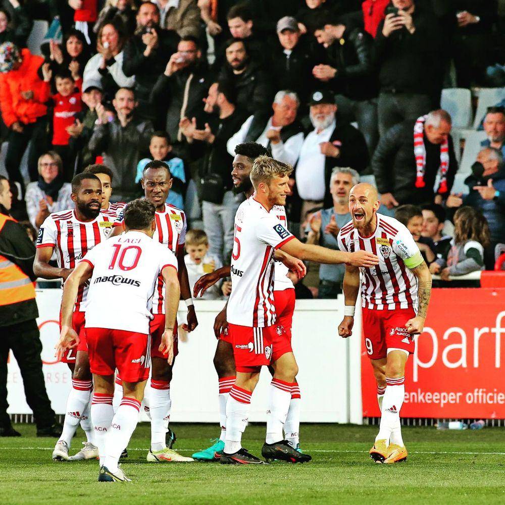 Pemain AC Ajaccio merayakan kemenangan. (instagram.com/acajaccio)