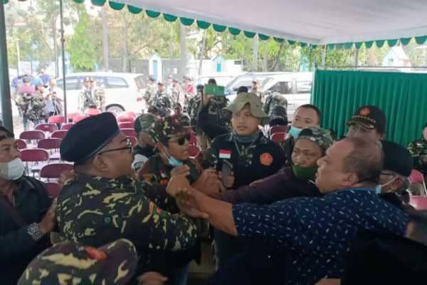 Kericuhan dalam deklarasi IKA Ansor Jatim di Surabaya. Ist