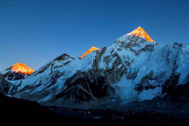 gambar Gunung Everest (unsplash.com/howling red)