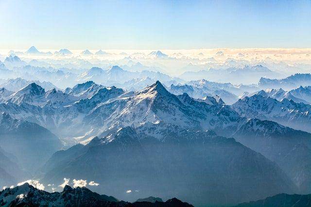 gambar Gunung Everest (unsplash.com/Jeremy Bezanger)
