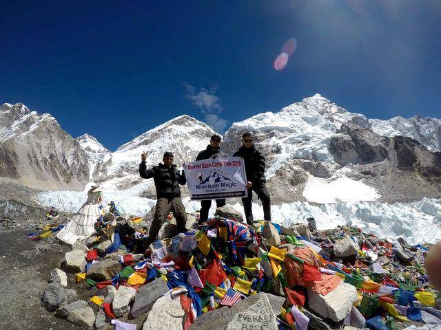 gambar tiga pendaki di Base Camp Everest (unsplash.com/Mountain Magic Treks Pvt.Ltd)