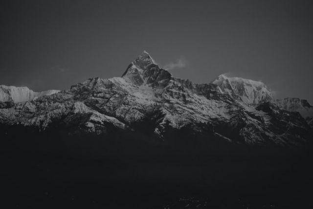 gambar Gunung Everest (unsplash.com/Rahul Lal)