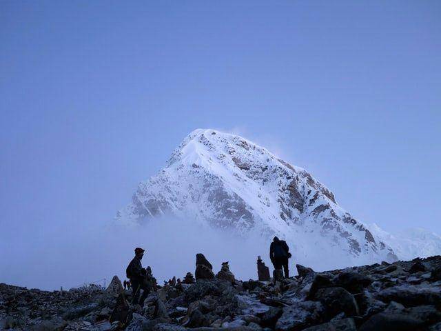 gambar beberapa pendaki yang mendaki Gunung Everest (unsplash.com/Michael Clarke)