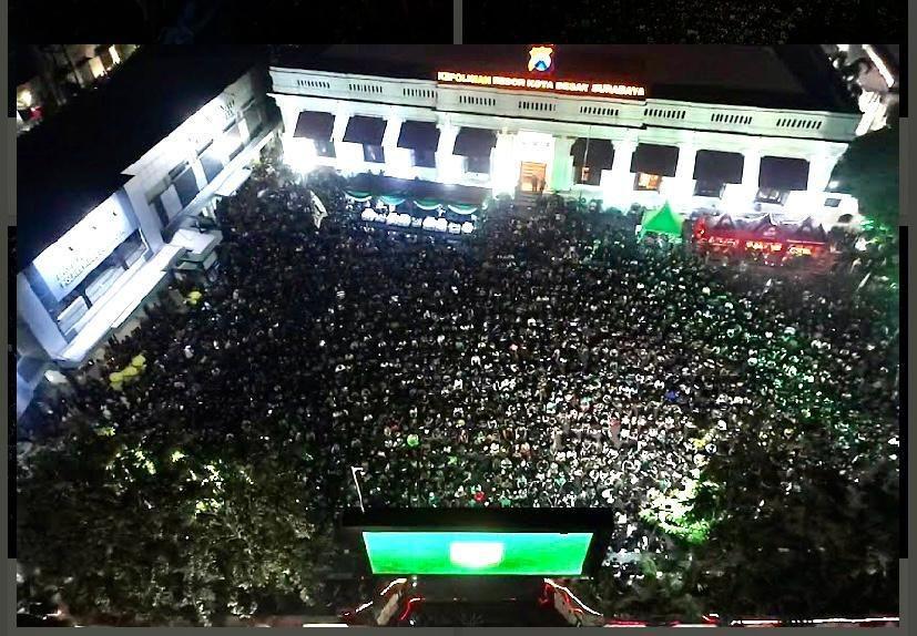 Ribuan bonek dan bonita tumplek blek saat nobar Persebaya vs Persib di Mapolrestabes Surabaya. Dok. Humas Polrestabes Surabaya.