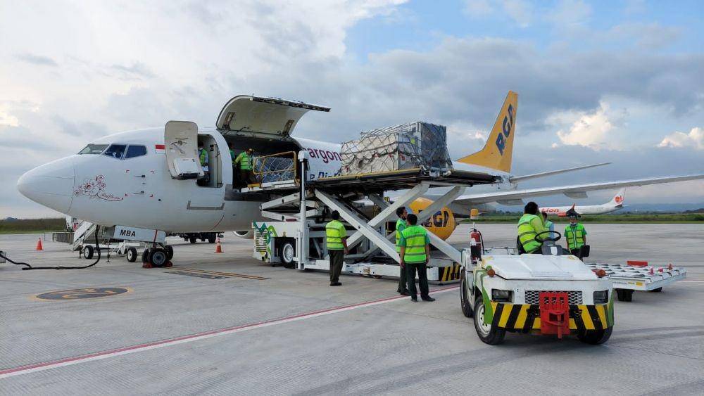 Logistik MXGP tibadi Bandara Internasional Lombok pada Sabtu (18/6/2022) sore. (Dok. PT. AP Bandara Lombok)