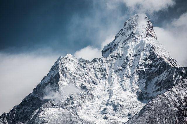 gambar puncak Gunung Everest (unsplash.com/Martin Jernberg)