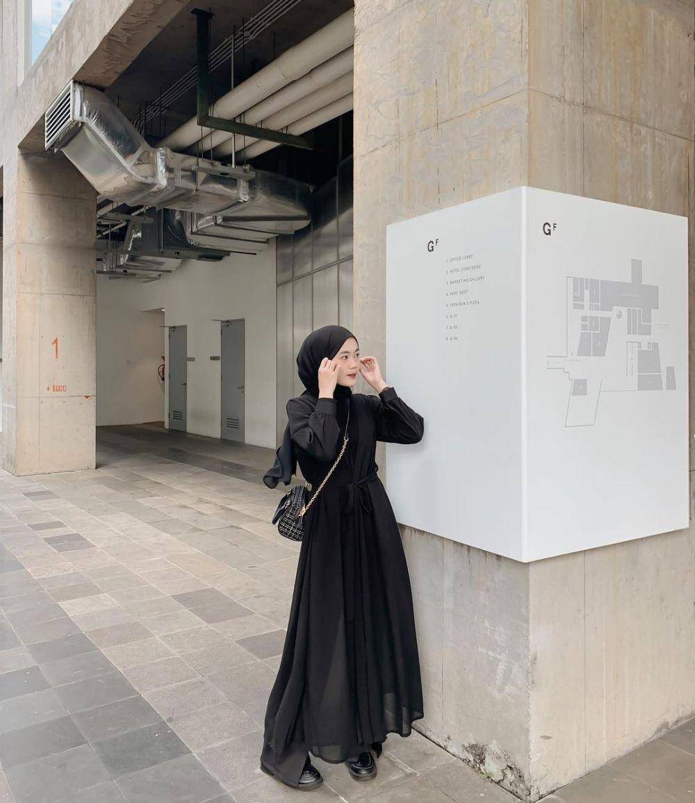 OOTD serba hitam ala 'cewek mamba' (instagram.com/nitaginab)