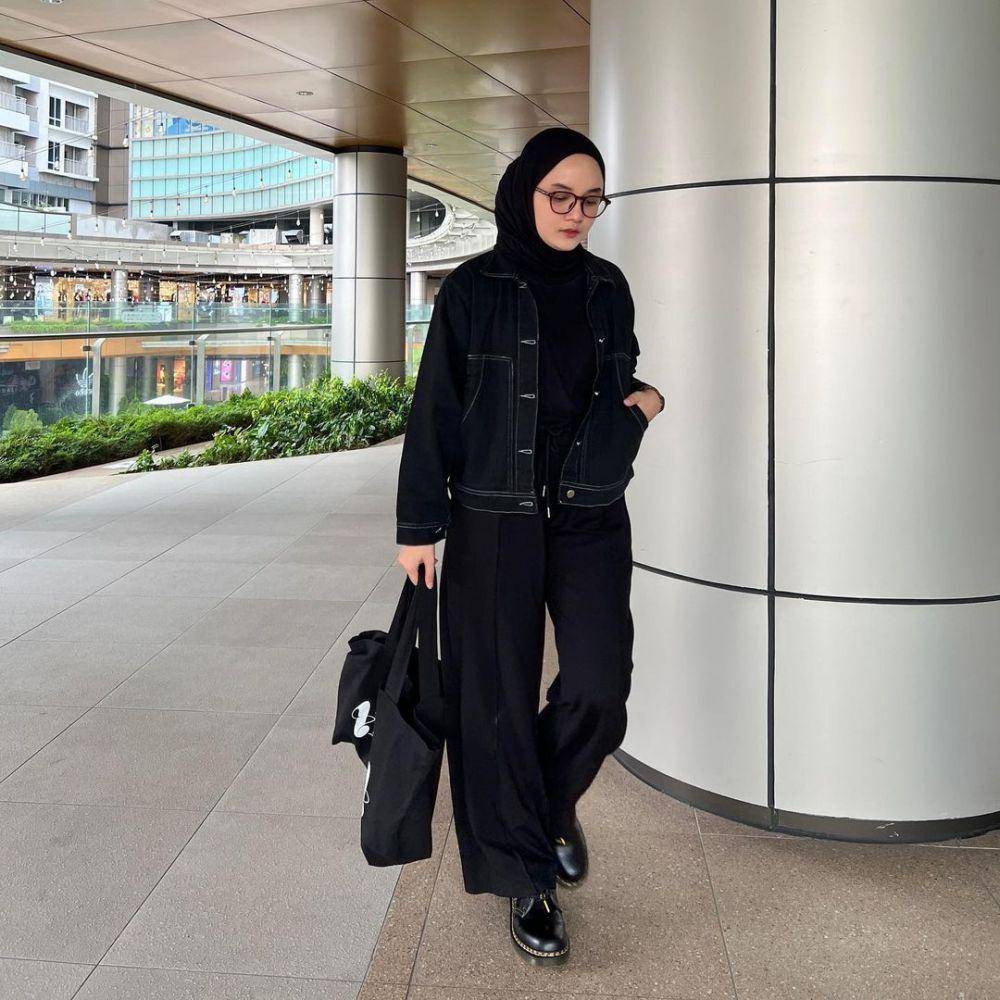 OOTD serba hitam ala 'cewek mamba' (instagram.com/hapvymeal)