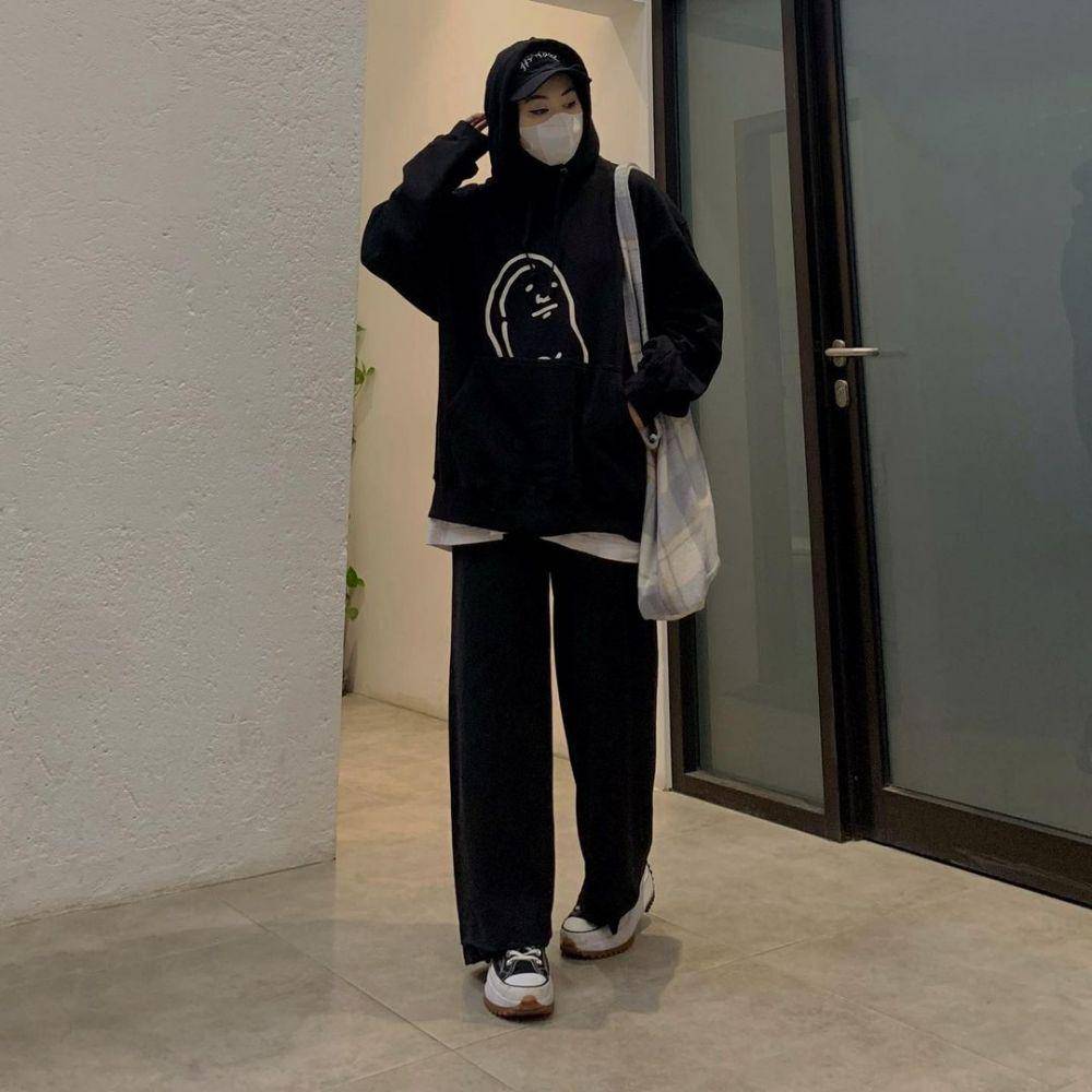 OOTD serba hitam ala 'cewek mamba' (instagram.com/izzahi)