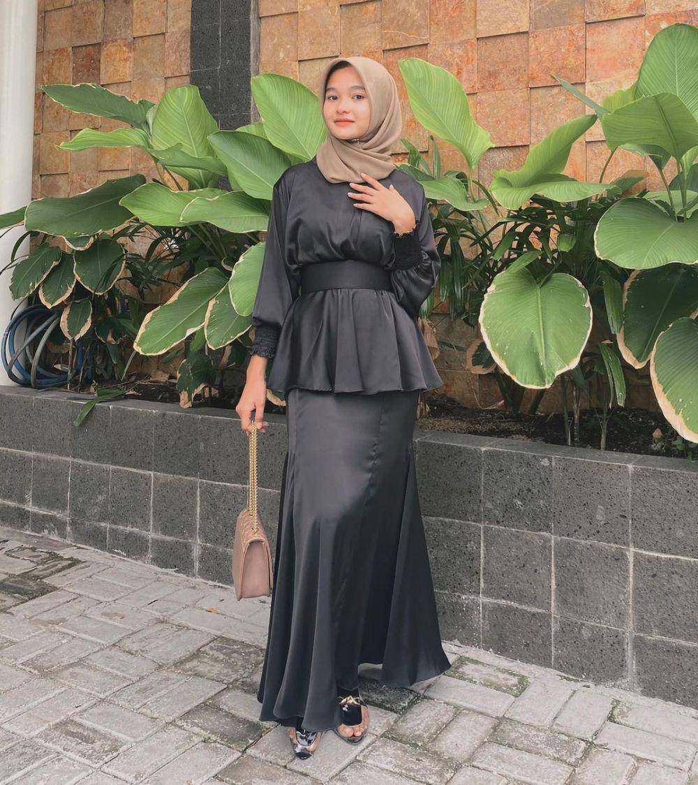 OOTD serba hitam ala 'cewek mamba' (instagram.com/asyahidann)