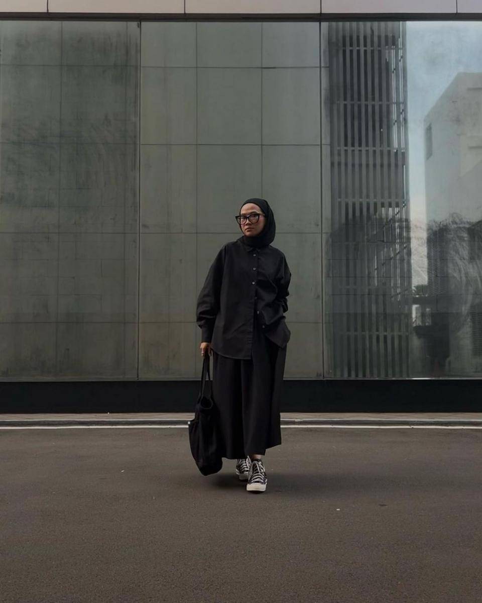 OOTD serba hitam ala 'cewek mamba' (instagram.com/karina__kamil)