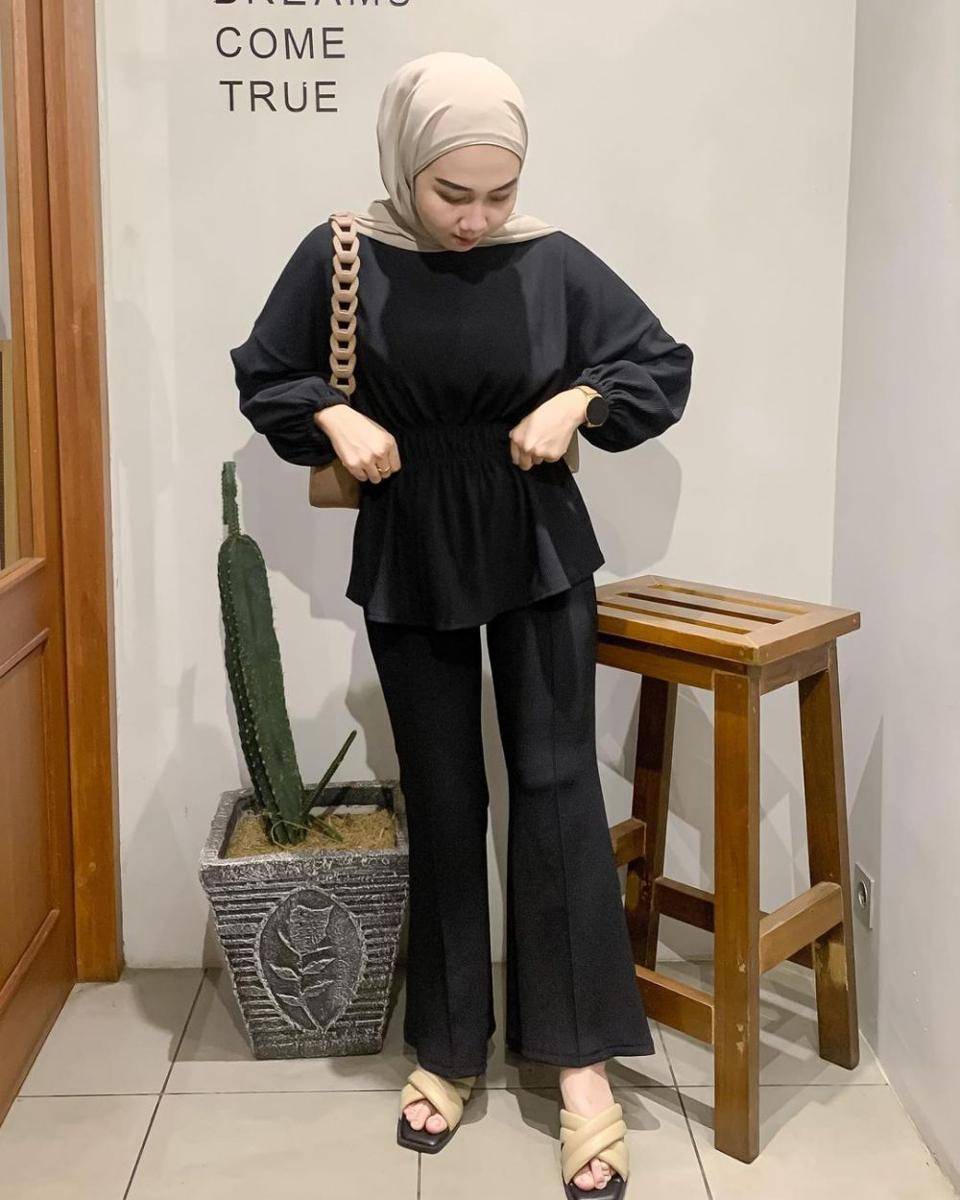 OOTD serba hitam ala 'cewek mamba' (instagram.com/azizahlimi)