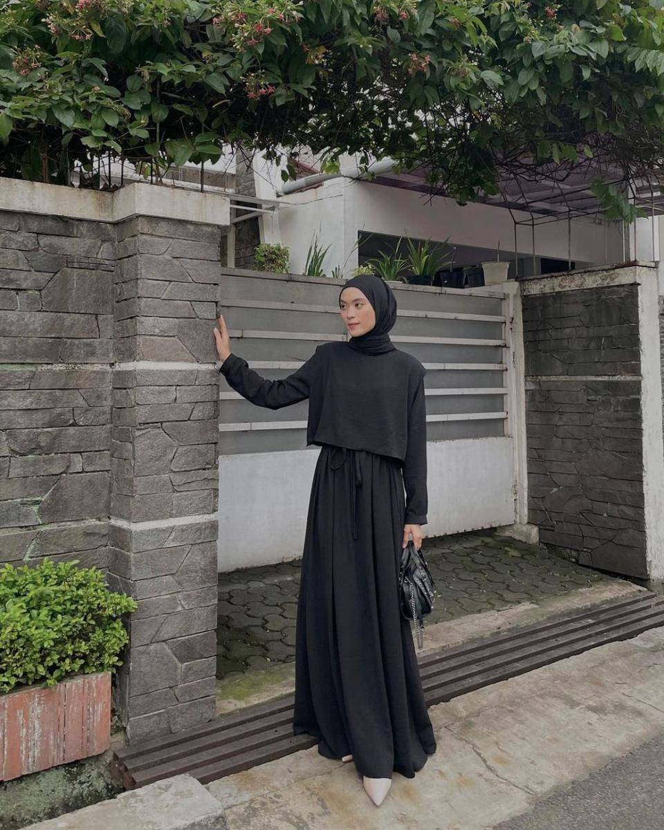 OOTD serba hitam ala 'cewek mamba' (instagram.com/nindiayg)
