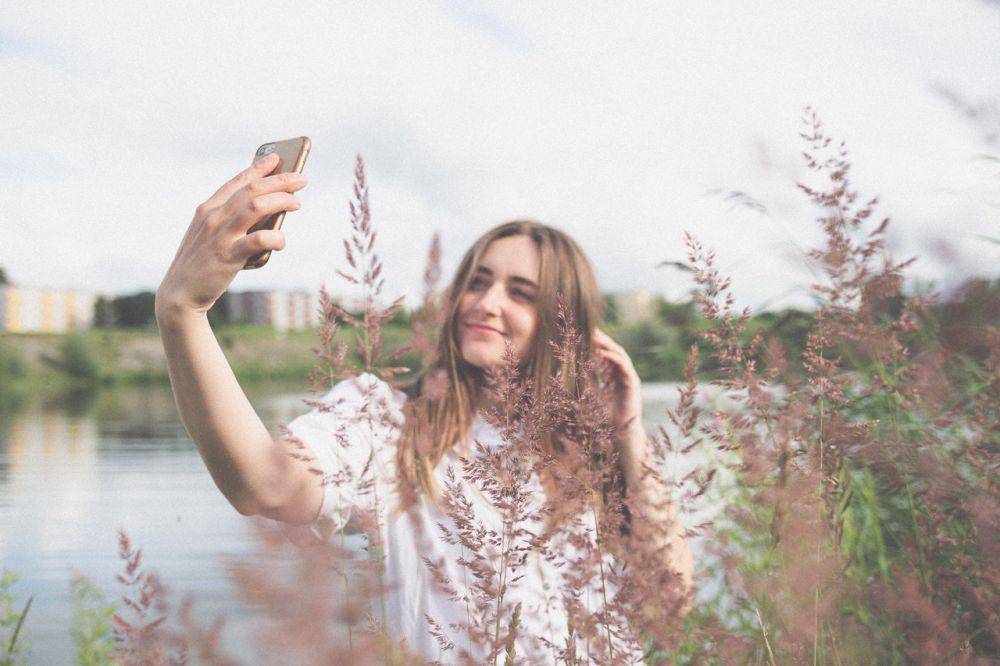 ilustrasi selfie di alam (pexels.com/Lisett kruusimae)