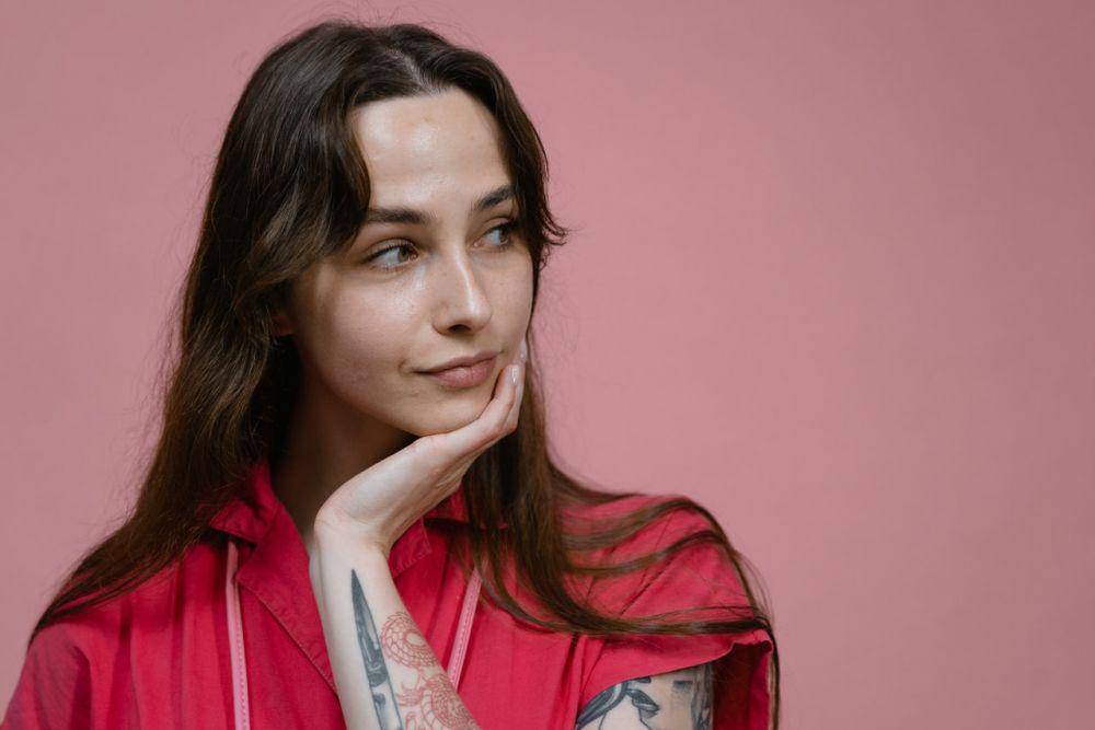 ilustrasi perempuan baju merah (pexels.com/MART PRODUCTION)
