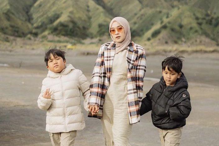 Ririe Fairus ke Bromo, Ini 10 Potret Serunya Liburan Bareng Anak