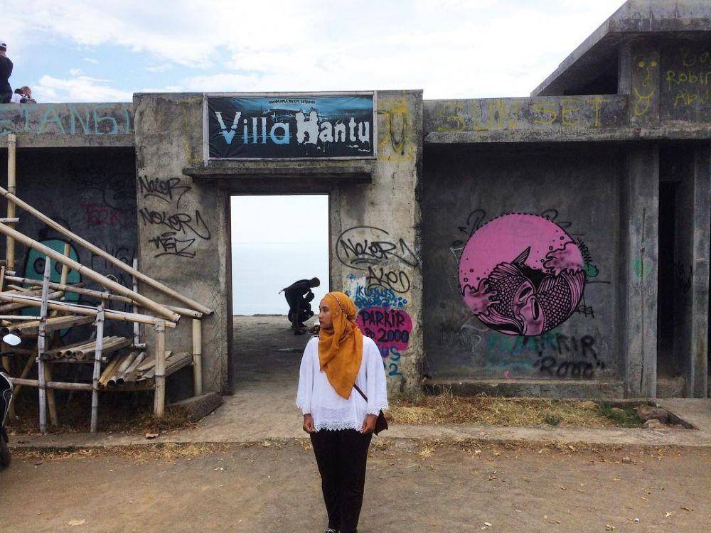 Pintu masuk Villa Hantu di Lombok (Travellingyuk)
