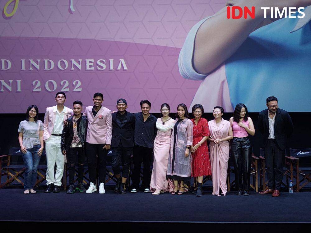 Pemain, sutradara, dan produser gala premiere film My Sassy Girl di Grand Indonesia, Jakarta, pada Jumat (17/6/2022). (IDN Times/Erfah Nanda)