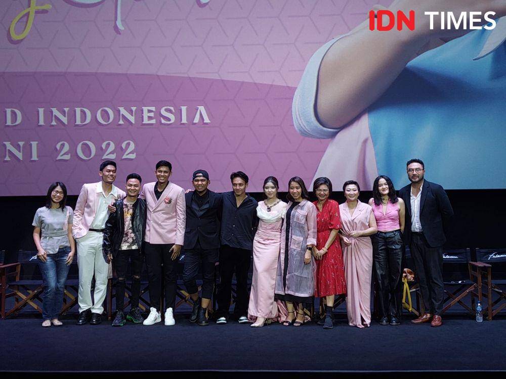 Pemain, sutradara, dan produser gala premiere film My Sassy Girl di Grand Indonesia, Jakarta, pada Jumat (17/6/2022). (IDN Times/Erfah Nanda)