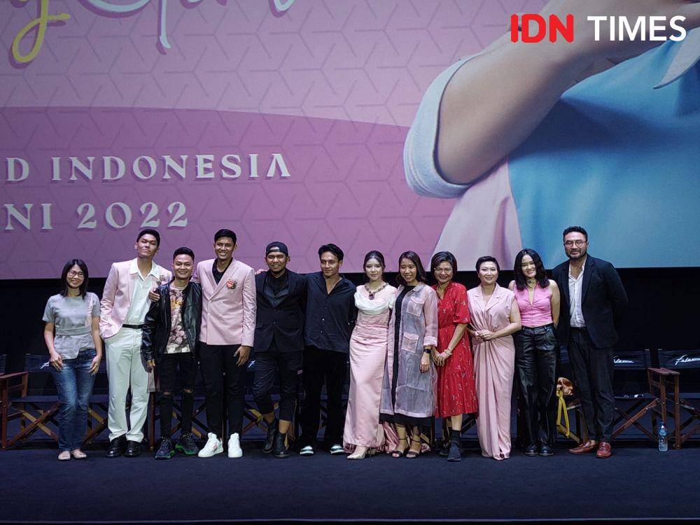 Pemain, sutradara, dan produser gala premiere film My Sassy Girl di Grand Indonesia, Jakarta, pada Jumat (17/6/2022). (IDN Times/Erfah Nanda)