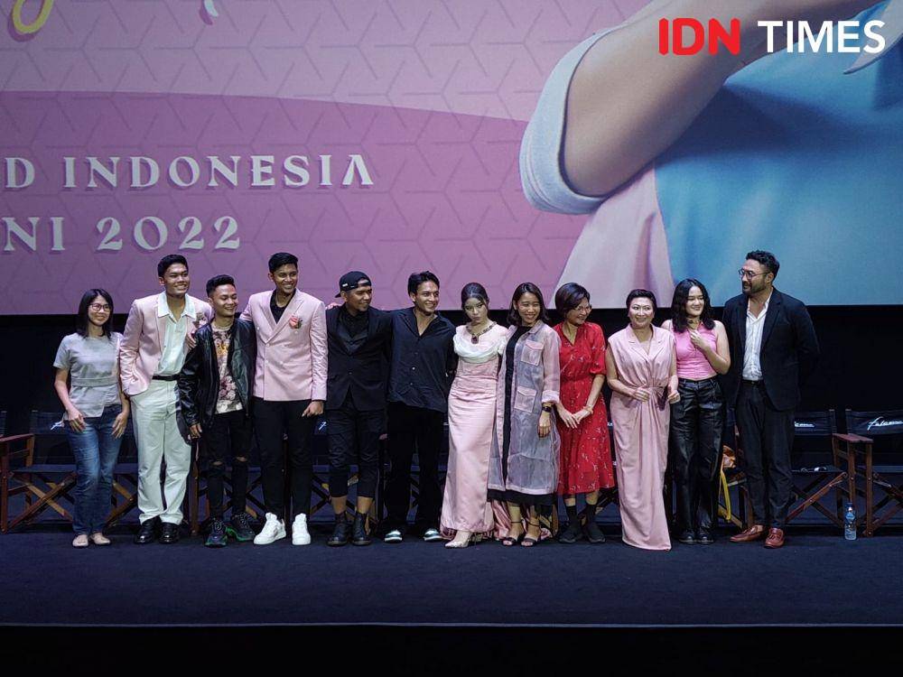 Pemain, sutradara, dan produser gala premiere film My Sassy Girl di Grand Indonesia, Jakarta, pada Jumat (17/6/2022). (IDN Times/Erfah Nanda)