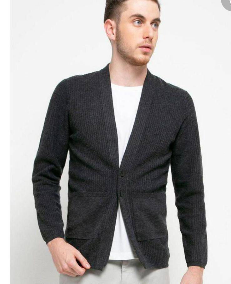 Izzue | Sweatshirt Rajut Button (shopee.co.id/izzueindonesia)