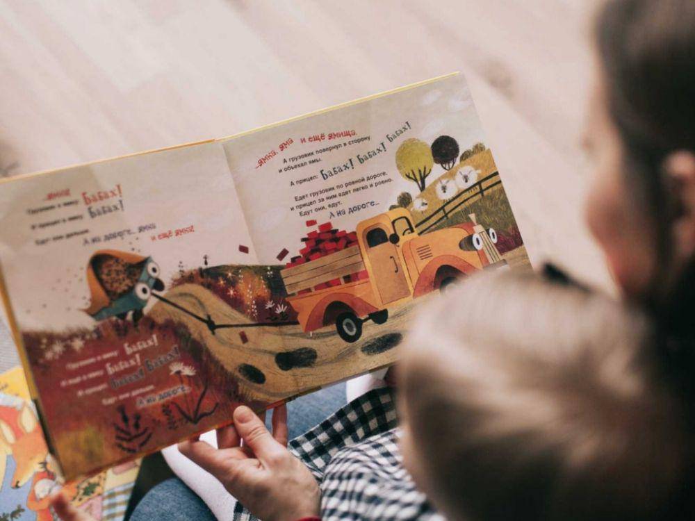 ilustrasi seorang bayi belajar mengenal sesuatu (pexels.com/Lina Kivaka)