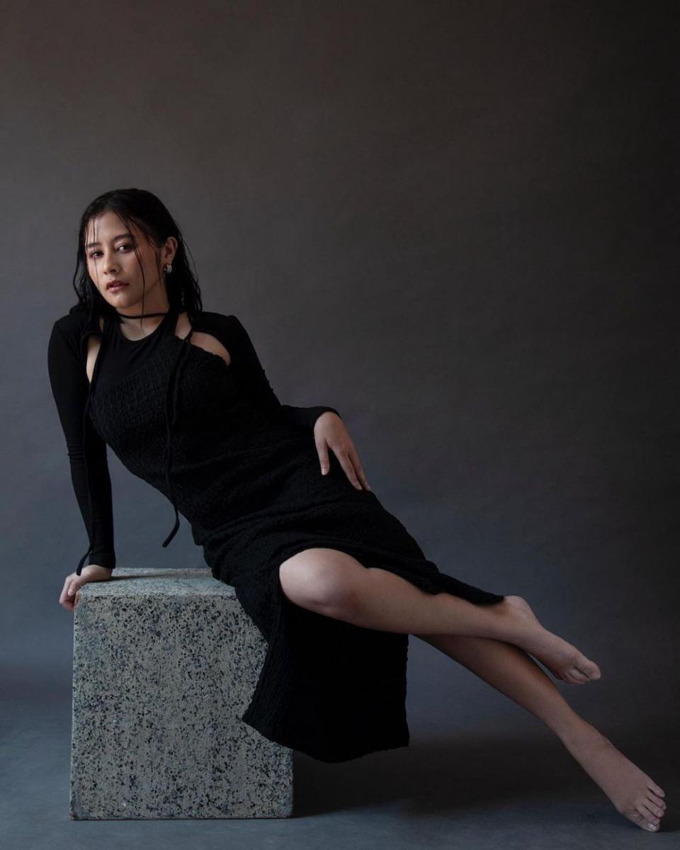 12 Potret Style Black Outfit ala Prilly Latuconsina yang Catchy Abis!