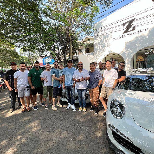 Potret rekan-rekan Irwansyah di grand opening butik Zaskia (instagram.com/irwansyah_15)