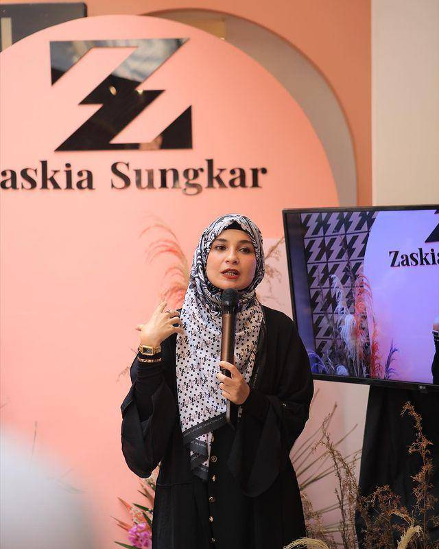 Momen grand opening butik terbaru Zaskia Sungkar  (instagram.com/zaskiasungkar15)