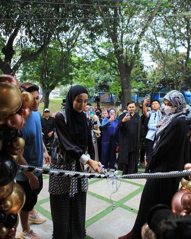 Momen grand opening butik terbaru Zaskia Sungkar  (instagram.com/zaskiasungkar15)