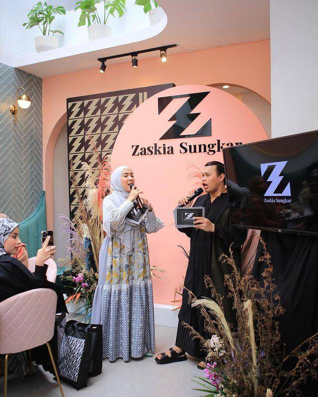 Momen grand opening butik terbaru Zaskia Sungkar  (instagram.com/zaskiasungkar15)