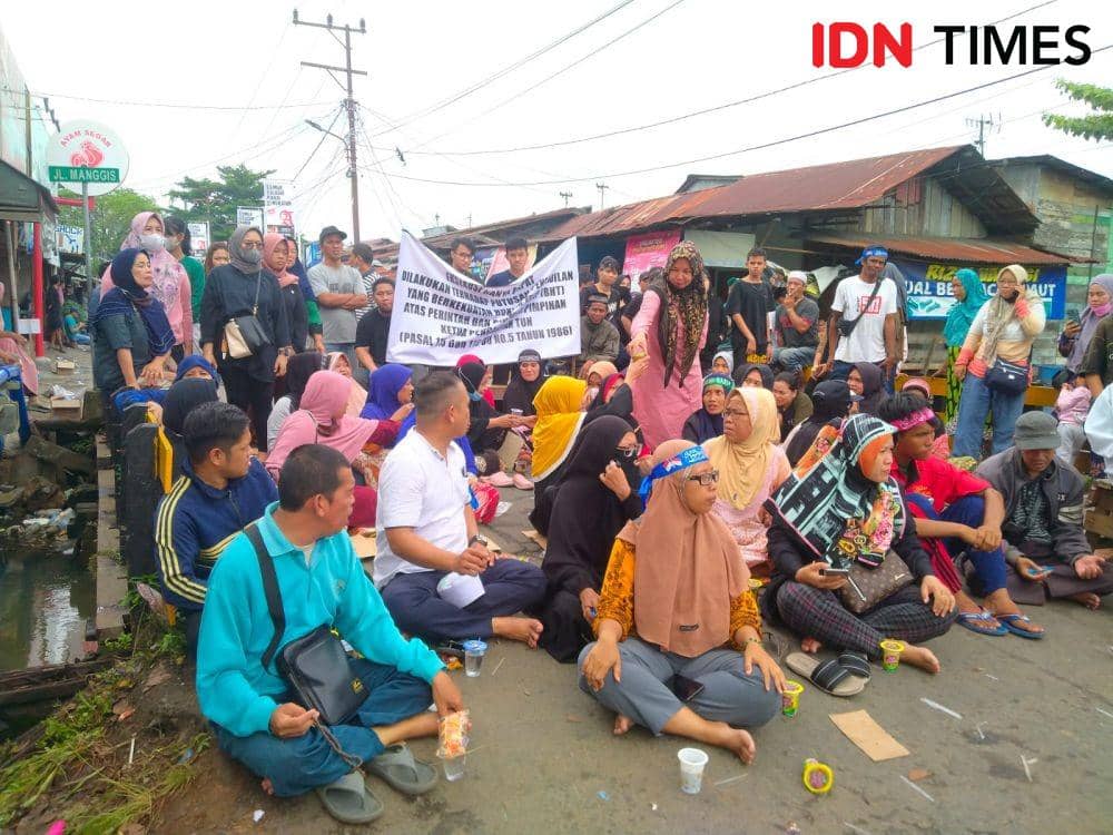Pembongkaran Pasar Batuah di Banjarmasin Kalimantan Selatan (Kalsel) mendapatkan perlawanan warga, Sabtu (19/6/2022). (IDN Times/Hamdani)