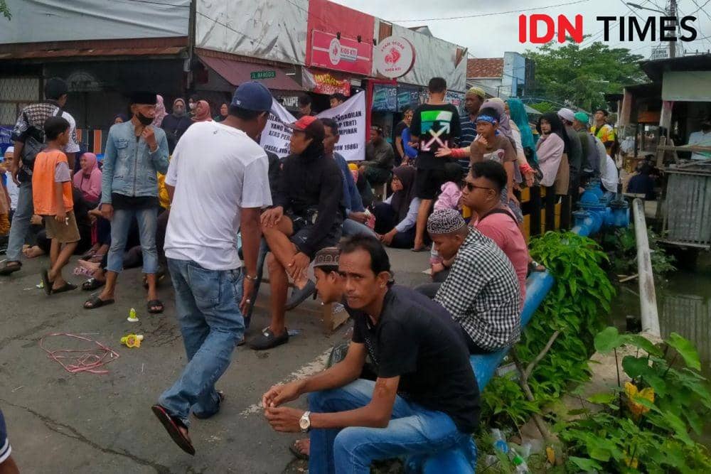 Pembongkaran Pasar Batuah di Banjarmasin Kalimantan Selatan (Kalsel) mendapatkan perlawanan warga, Sabtu (19/6/2022). (IDN Times/Hamdani)