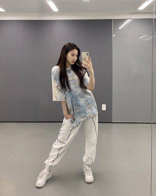 OOTD ala Giselle aespa (twitter.com/aespa_official)