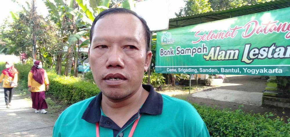 Ketua Bank Sampah Alam Lestari, Slamet Budi. (IDN Times/Daruwaskita)
