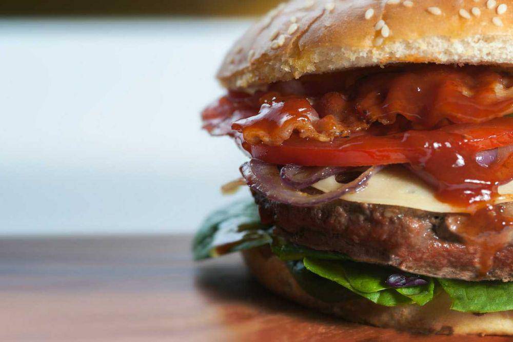 Burger dengan saus tomat(Pexels/Mali Maeder)