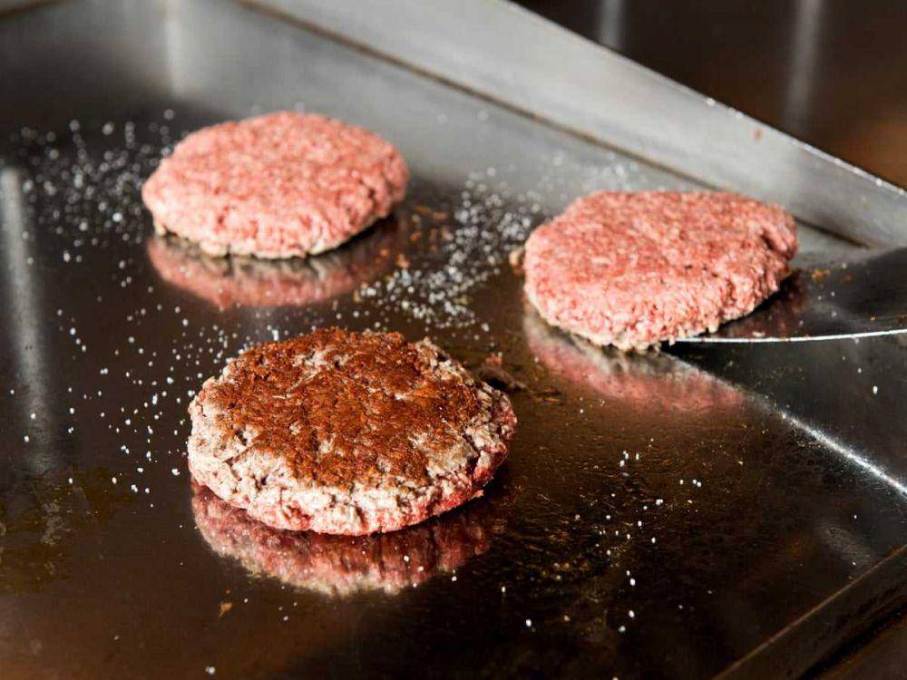 ilustrasi memasak patty (theguardian.com)