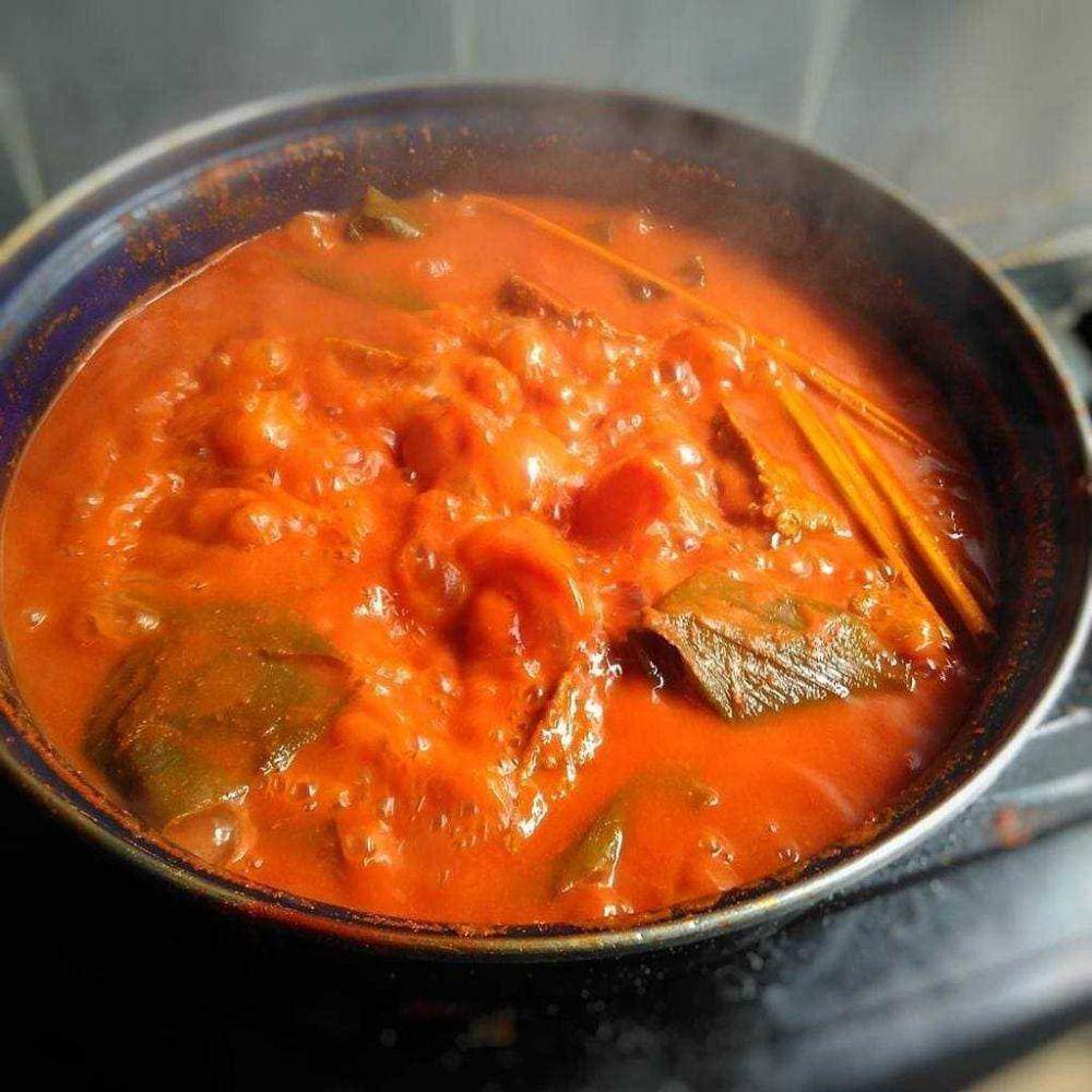 Memasak asam padeh (Instagram.com/sixers87_marketplace)