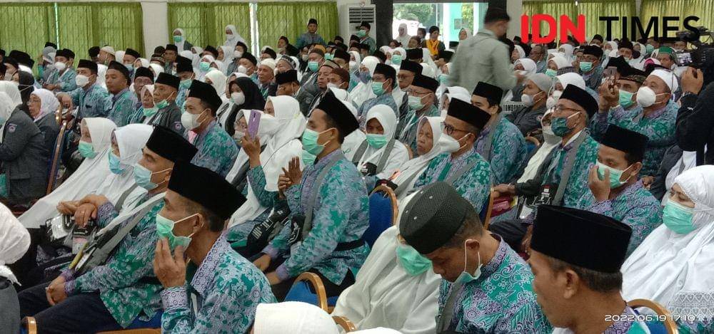 Pelepasan JCH NTB kloter pertama Embarkasi Lombok, Minggu (19/6/2022). (IDN Times/Muhammad Nasir)