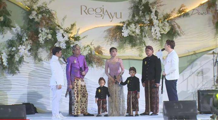 potret anniversary pernikahan ke-10 Ayu Dewi dan Regi Datau (youtube.com/Ayu Dewi)