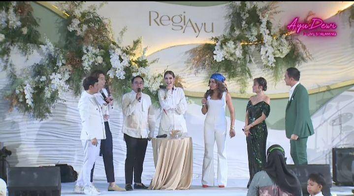 potret anniversary pernikahan ke-10 Ayu Dewi dan Regi Datau (youtube.com/Ayu Dewi)